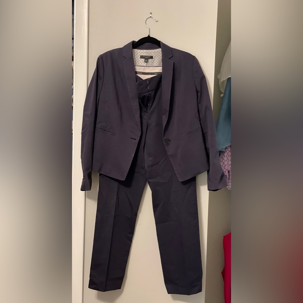 Ann Taylor Women’s Blazer and Pant Suit Set, Top size 6P & Bottom Size 8P. Navy.